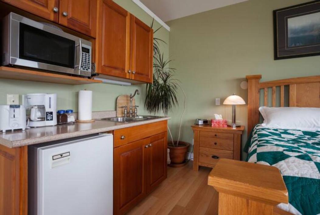 Birds Of A Feather Victoria Oceanfront Studio Suites Colwood Екстер'єр фото